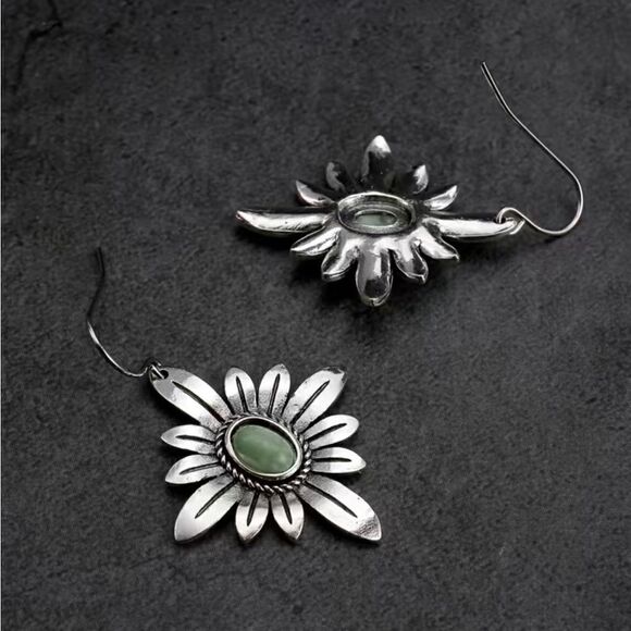 New! Flower Shape Earrings With Silver Tone Zinc Alloy - Picture 3 of 4